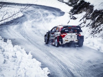 Toyota Yaris WRC na długim kolcu